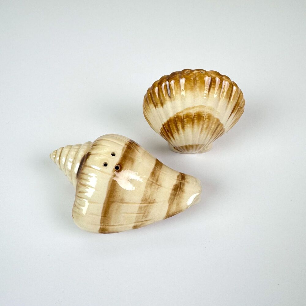 Vintage Ceramic Seashell Salt & Pepper Shakers / Coastal Cottage Kitchen Decor